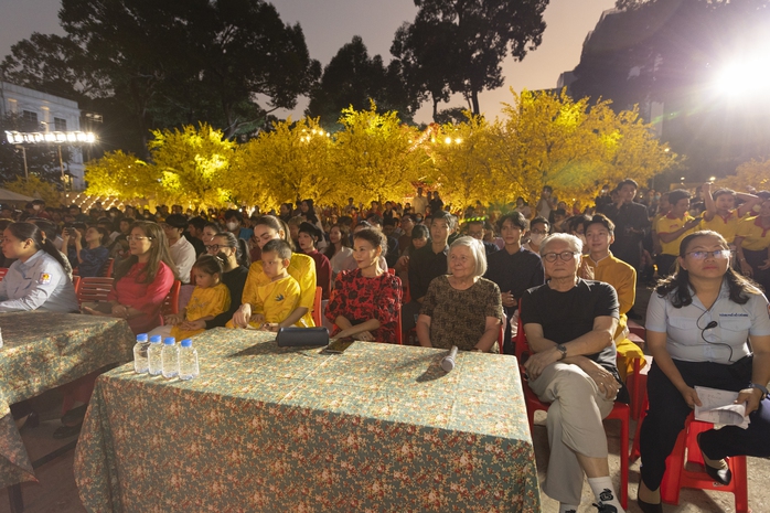 Hồ Ngọc Hà đưa cả gia đình nội - ngoại đi trao quà tết
- Ảnh 2. Hồ Ngọc Hà đưa cả gia đình nội - ngoại đi trao quà tết
- Ảnh 2.