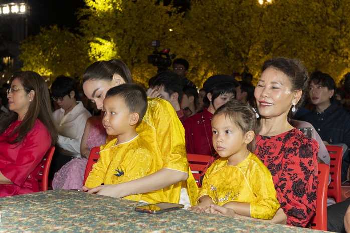 Hồ Ngọc Hà đưa cả gia đình nội - ngoại đi trao quà tết
- Ảnh 3. Hồ Ngọc Hà đưa cả gia đình nội - ngoại đi trao quà tết
- Ảnh 3.