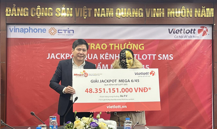 Một phụ nữ nhận giải Jackpot đầu tiên năm 2024 của Vietlott trị giá gần 50 tỉ đồng - Ảnh 1. Một phụ nữ nhận giải Jackpot đầu tiên năm 2024 của Vietlott trị giá gần 50 tỉ đồng - Ảnh 1.