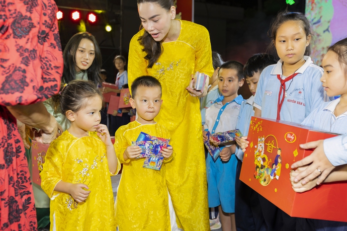 Hồ Ngọc Hà đưa cả gia đình nội - ngoại đi trao quà tết
- Ảnh 1. Hồ Ngọc Hà đưa cả gia đình nội - ngoại đi trao quà tết
- Ảnh 1.