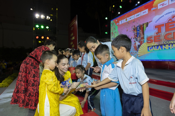 Hồ Ngọc Hà đưa cả gia đình nội - ngoại đi trao quà tết
- Ảnh 4. Hồ Ngọc Hà đưa cả gia đình nội - ngoại đi trao quà tết
- Ảnh 4.