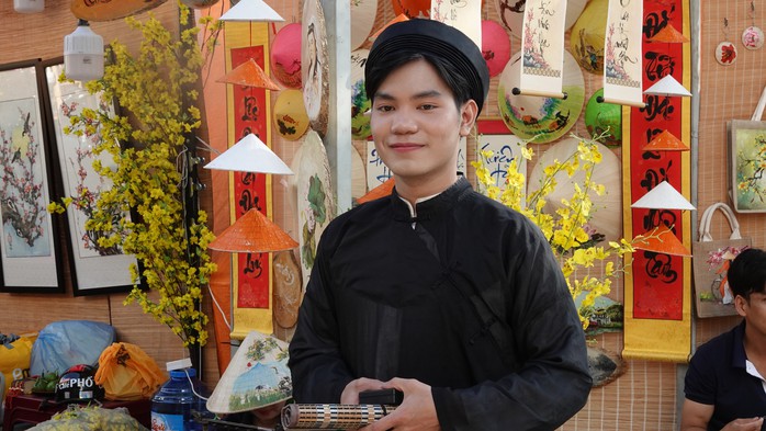 Sinh viên "trúng mánh" nhờ viết thư pháp ngày Tết- Ảnh 1. Sinh viên "trúng mánh" nhờ viết thư pháp ngày Tết- Ảnh 1.