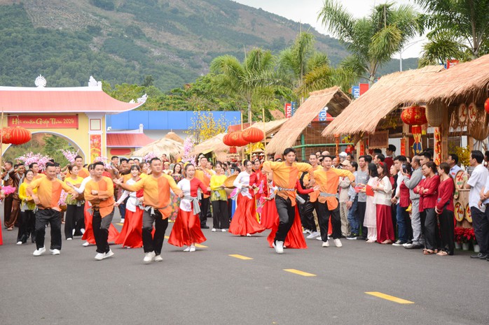 Tổng công ty Khánh Việt tổ chức “Tết sum vầy – Xuân chia sẻ”
- Ảnh 6. Tổng công ty Khánh Việt tổ chức “Tết sum vầy – Xuân chia sẻ”
- Ảnh 6.