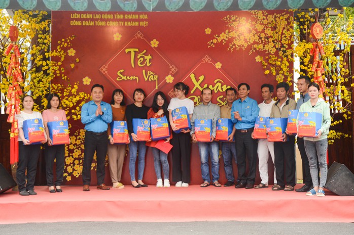 Tổng công ty Khánh Việt tổ chức “Tết sum vầy – Xuân chia sẻ”
- Ảnh 5. Tổng công ty Khánh Việt tổ chức “Tết sum vầy – Xuân chia sẻ”
- Ảnh 5.