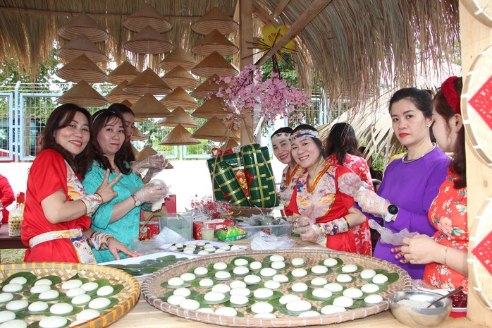 Tổng công ty Khánh Việt tổ chức “Tết sum vầy – Xuân chia sẻ”
- Ảnh 7. Tổng công ty Khánh Việt tổ chức “Tết sum vầy – Xuân chia sẻ”
- Ảnh 7.