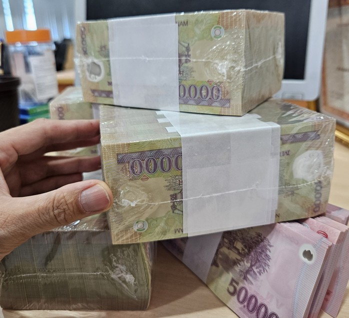 Dân công sở tất tả đổi tiền lẻ mới, không có mệnh giá 20.000 đồng- Ảnh 1. Dân công sở tất tả đổi tiền lẻ mới, không có mệnh giá 20.000 đồng- Ảnh 1.