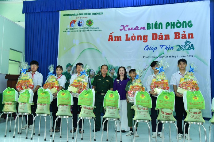 Xuân biên phòng, ấm lòng dân bản- Ảnh 1. Xuân biên phòng, ấm lòng dân bản- Ảnh 1.