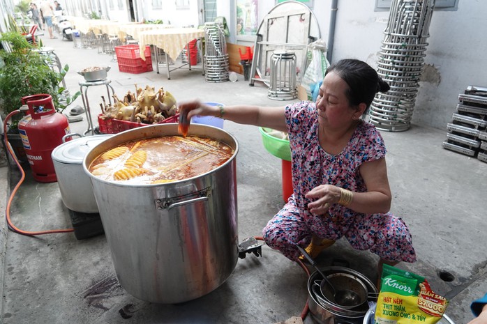 Một chủ nhà trọ chi 150 triệu đồng tổ chức tất niên, tặng quà Tết cho công nhân- Ảnh 3. Một chủ nhà trọ chi 150 triệu đồng tổ chức tất niên, tặng quà Tết cho công nhân- Ảnh 3.