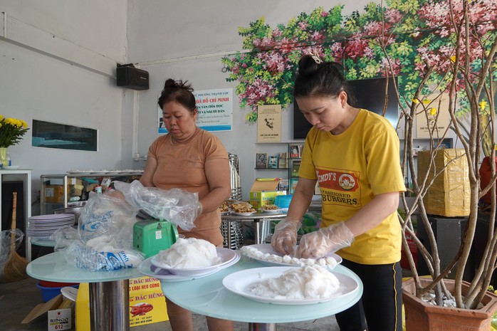 Một chủ nhà trọ chi 150 triệu đồng tổ chức tất niên, tặng quà Tết cho công nhân- Ảnh 1. Một chủ nhà trọ chi 150 triệu đồng tổ chức tất niên, tặng quà Tết cho công nhân- Ảnh 1.