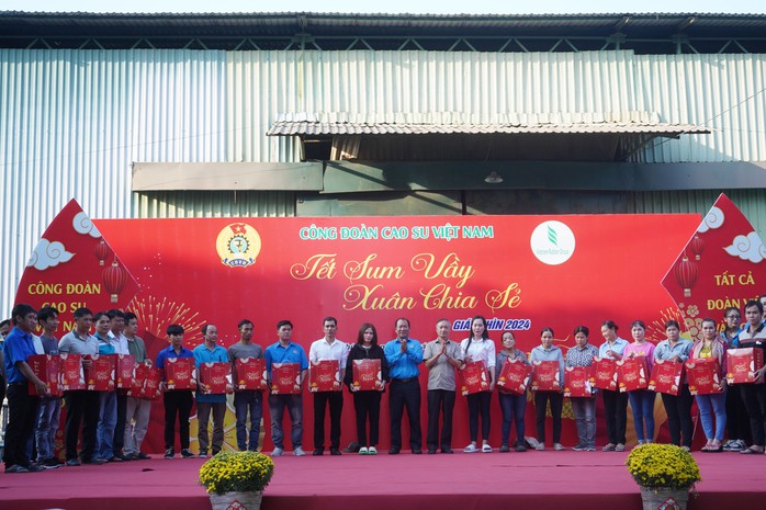 Tết đến sớm với công nhân cao su- Ảnh 5. Tết đến sớm với công nhân cao su- Ảnh 5.