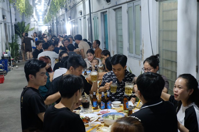 Một chủ nhà trọ chi 150 triệu đồng tổ chức tất niên, tặng quà Tết cho công nhân- Ảnh 7. Một chủ nhà trọ chi 150 triệu đồng tổ chức tất niên, tặng quà Tết cho công nhân- Ảnh 7.