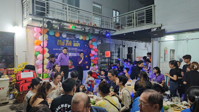 Một chủ nhà trọ chi 150 triệu đồng tổ chức tất niên, tặng quà Tết cho công nhân- Ảnh 5. Một chủ nhà trọ chi 150 triệu đồng tổ chức tất niên, tặng quà Tết cho công nhân- Ảnh 5.