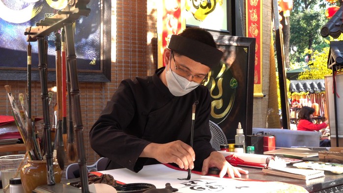 Sinh viên "trúng mánh" nhờ viết thư pháp ngày Tết- Ảnh 3. Sinh viên "trúng mánh" nhờ viết thư pháp ngày Tết- Ảnh 3.
