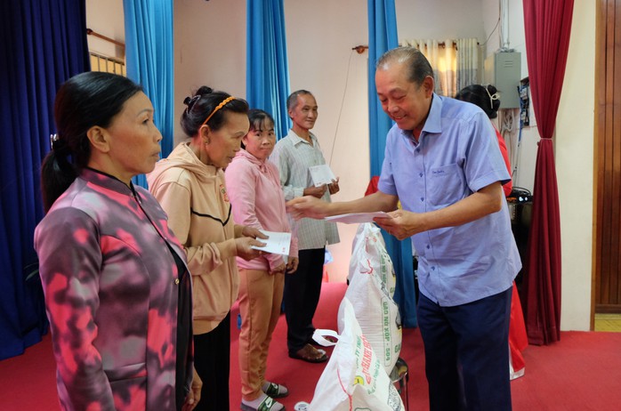Nguyên Phó Thủ tướng Thường trực Trương Hòa Bình trao quà Tết tại Long An- Ảnh 1. Nguyên Phó Thủ tướng Thường trực Trương Hòa Bình trao quà Tết tại Long An- Ảnh 1.