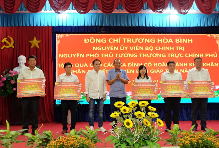 Nguyên Phó Thủ tướng Thường trực Trương Hòa Bình trao quà Tết tại Long An- Ảnh 2. Nguyên Phó Thủ tướng Thường trực Trương Hòa Bình trao quà Tết tại Long An- Ảnh 2.