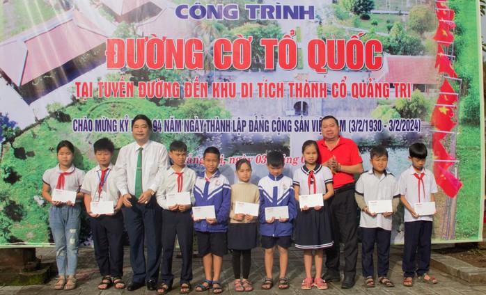 Rợp bóng cờ Tổ quốc tại Thành cổ Quảng Trị- Ảnh 1. Rợp bóng cờ Tổ quốc tại Thành cổ Quảng Trị- Ảnh 1.