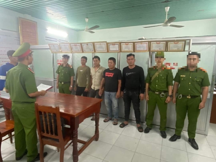 4 thanh niên kéo vào kéo đến chốt trực hành hung tổ An ninh xung kích- Ảnh 1. 4 thanh niên kéo vào kéo đến chốt trực hành hung tổ An ninh xung kích- Ảnh 1.