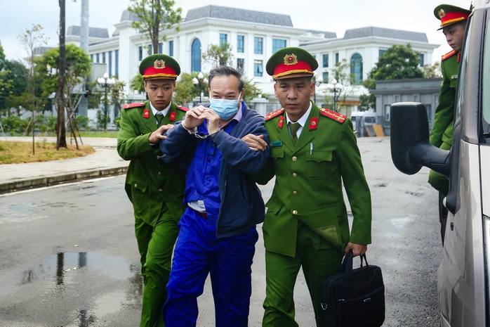 VIDEO: Hai cựu bộ trưởng Nguyễn Thanh Long, Chu Ngọc Anh tới hầu toà- Ảnh 13. VIDEO: Hai cựu bộ trưởng Nguyễn Thanh Long, Chu Ngọc Anh tới hầu toà- Ảnh 13.