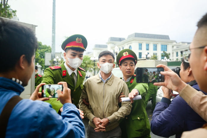 VIDEO: Hai cựu bộ trưởng Nguyễn Thanh Long, Chu Ngọc Anh tới hầu toà- Ảnh 9. VIDEO: Hai cựu bộ trưởng Nguyễn Thanh Long, Chu Ngọc Anh tới hầu toà- Ảnh 9.