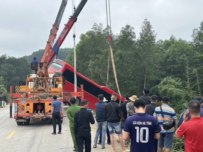 Xe khách mất lái trên Quốc lộ 15, nhiều người hoảng loạn - Ảnh 1. Xe khách mất lái trên Quốc lộ 15, nhiều người hoảng loạn - Ảnh 1.