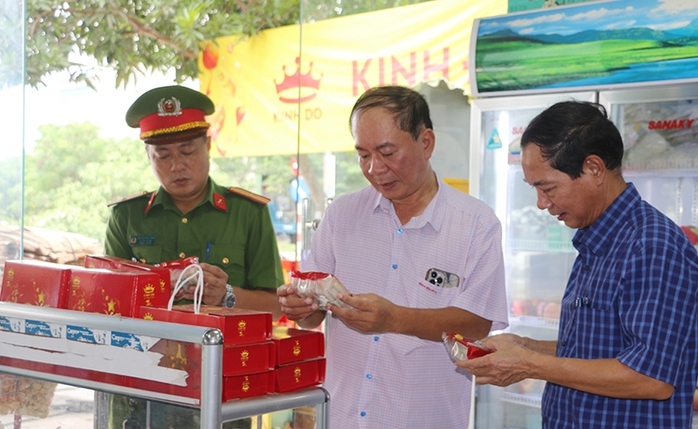 Phát hiện hàng trăm cơ sở vi phạm an toàn thực phẩm- Ảnh 1. Phát hiện hàng trăm cơ sở vi phạm an toàn thực phẩm- Ảnh 1.