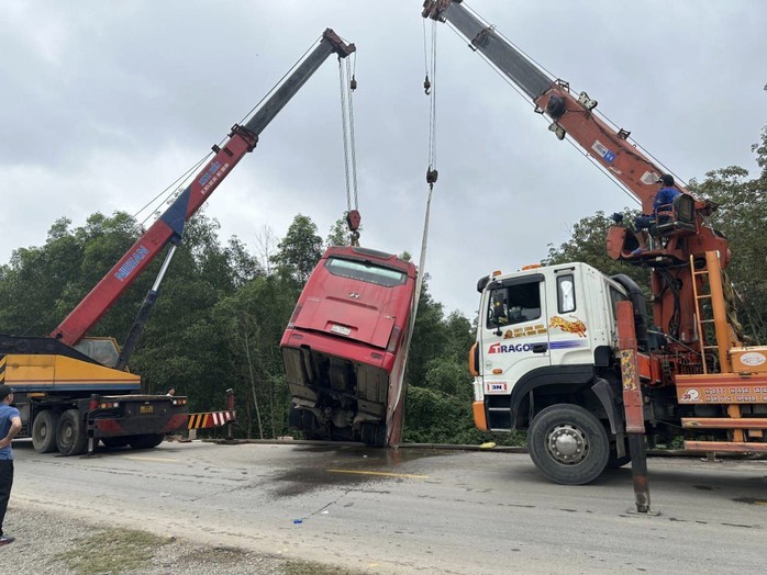 Xe khách mất lái trên Quốc lộ 15, nhiều người hoảng loạn - Ảnh 2. Xe khách mất lái trên Quốc lộ 15, nhiều người hoảng loạn - Ảnh 2.