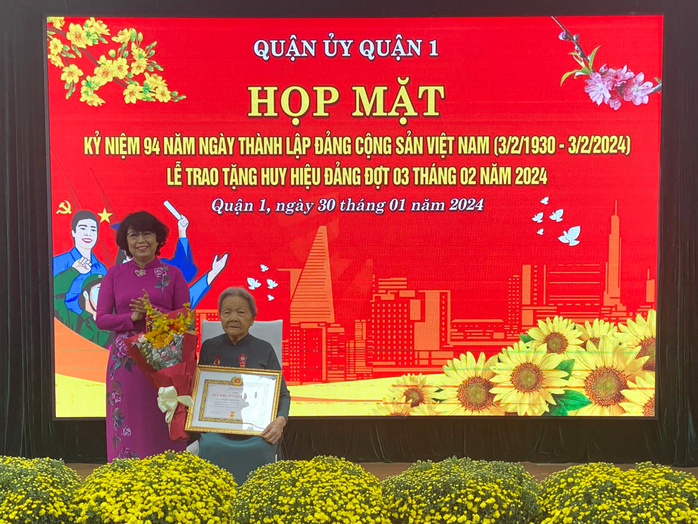 Quận 1 trao Huy hiệu Đảng cho gần 60 đảng viên- Ảnh 1. Quận 1 trao Huy hiệu Đảng cho gần 60 đảng viên- Ảnh 1.