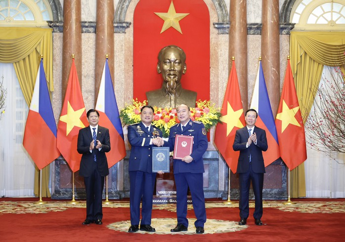 Chủ tịch nước Võ Văn Thưởng và Tổng thống Philippines Ferdinand Romualdez Marcos Jr. chứng kiến lễ trao đổi các văn kiện hợp tác hai nước Ảnh: Hữu Hưng Chủ tịch nước Võ Văn Thưởng và Tổng thống Philippines Ferdinand Romualdez Marcos Jr. chứng kiến lễ trao đổi các văn kiện hợp tác hai nước Ảnh: Hữu Hưng