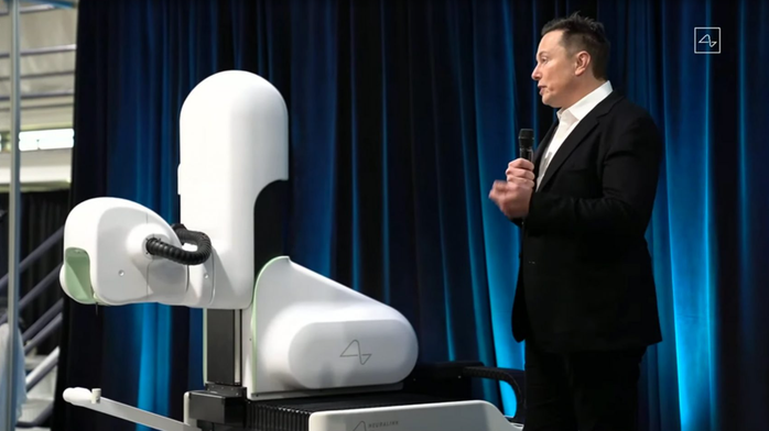 Tỉ phú Elon Musk giới thiệu robot phẫu thuật cấy chip vào não người hồi tháng 8-2023 Ảnh: Dezeen Tỉ phú Elon Musk giới thiệu robot phẫu thuật cấy chip vào não người hồi tháng 8-2023 Ảnh: Dezeen