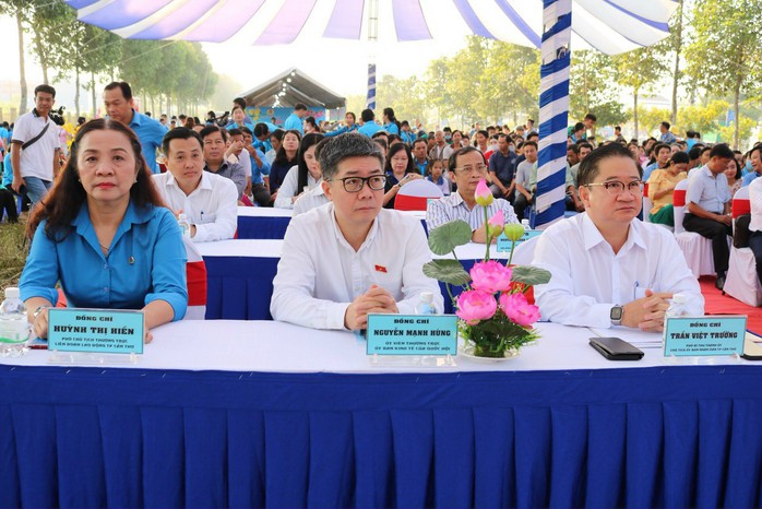 Ông Lê Quang Mạnh tặng quà cho công nhân Cần Thơ tại "Chợ Tết Công đoàn"- Ảnh 2. Ông Lê Quang Mạnh tặng quà cho công nhân Cần Thơ tại "Chợ Tết Công đoàn"- Ảnh 2.