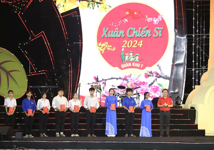 Ông Lê Cao Cường, Phó Tổng Biên tập Báo Người Lao Động, trao kinh phí hỗ trợ học tập cho học sinh dân tộc thiểu số, học sinh nghèo vượt khó học giỏi của huyện Lộc Ninh, tỉnh Bình PhướcẢnh: HOÀNG TRIỀU Ông Lê Cao Cường, Phó Tổng Biên tập Báo Người Lao Động, trao kinh phí hỗ trợ học tập cho học sinh dân tộc thiểu số, học sinh nghèo vượt khó học giỏi của huyện Lộc Ninh, tỉnh Bình PhướcẢnh: HOÀNG TRIỀU
