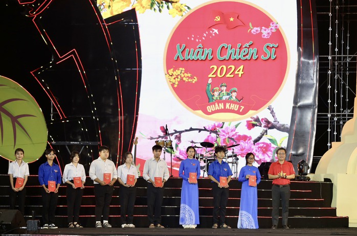 Xuân ấm về với quân dân Bình Phước- Ảnh 7. Xuân ấm về với quân dân Bình Phước- Ảnh 7.