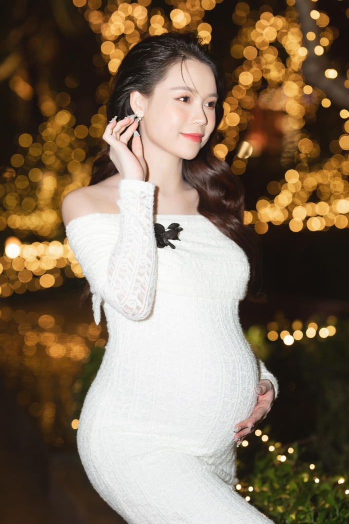 Showbiz Việt: Những người đẹp chờ đón "rồng con"!- Ảnh 3. Showbiz Việt: Những người đẹp chờ đón "rồng con"!- Ảnh 3.