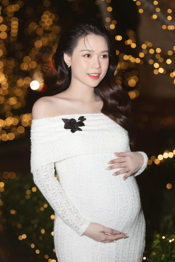 Showbiz Việt: Những người đẹp chờ đón "rồng con"!- Ảnh 2. Showbiz Việt: Những người đẹp chờ đón "rồng con"!- Ảnh 2.