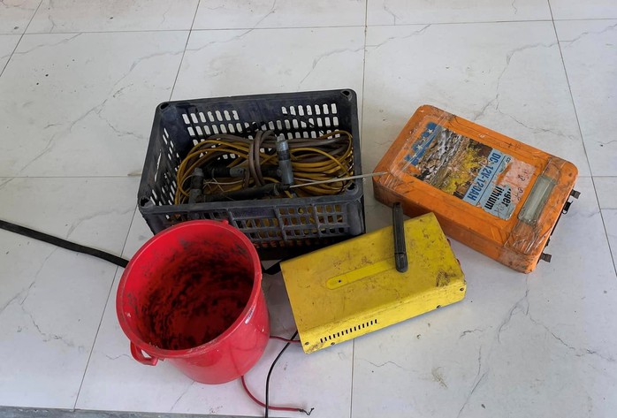 Bắt giun đất bằng máy kích điện xuất hiện ở Gia Lai- Ảnh 3. Bắt giun đất bằng máy kích điện xuất hiện ở Gia Lai- Ảnh 3.