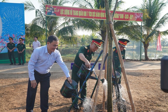 Nhiều hoạt động ý nghĩa trong Chương trình "Xuân chiến sĩ" ở Bình Phước- Ảnh 6. Nhiều hoạt động ý nghĩa trong Chương trình "Xuân chiến sĩ" ở Bình Phước- Ảnh 6.