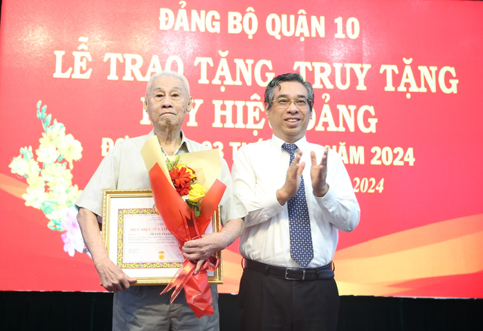 TP HCM, An Giang trao Huy hiệu Đảng cho các đảng viên- Ảnh 1. TP HCM, An Giang trao Huy hiệu Đảng cho các đảng viên- Ảnh 1.