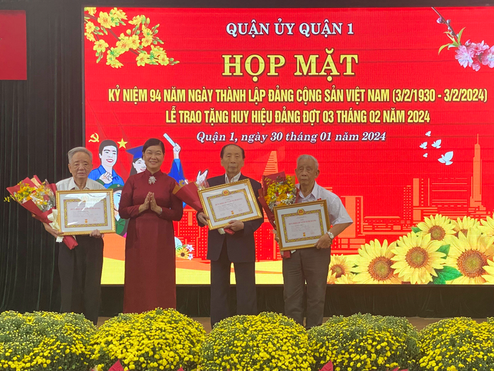 Quận 1 trao Huy hiệu Đảng cho gần 60 đảng viên- Ảnh 2. Quận 1 trao Huy hiệu Đảng cho gần 60 đảng viên- Ảnh 2.