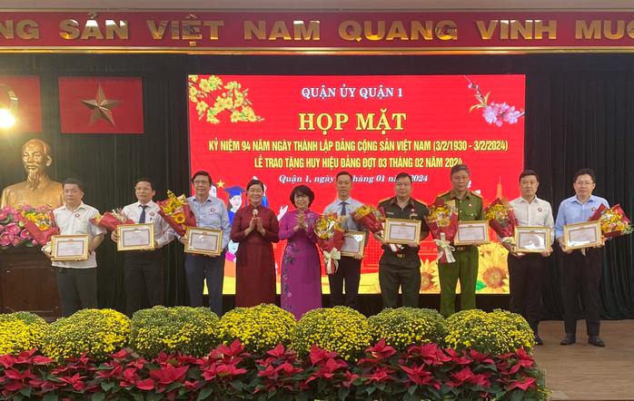 Quận 1 trao Huy hiệu Đảng cho gần 60 đảng viên- Ảnh 3. Quận 1 trao Huy hiệu Đảng cho gần 60 đảng viên- Ảnh 3.