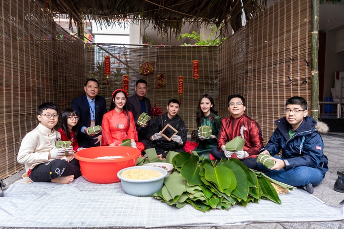 Người đẹp tự tay gói bánh chưng cho các em nhỏ vùng cao- Ảnh 8.