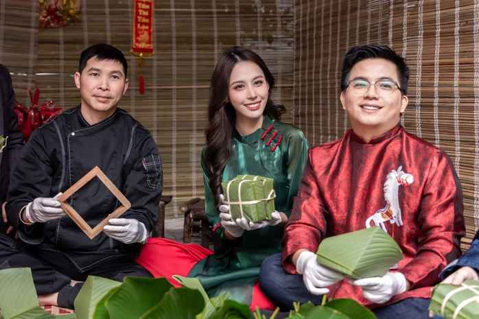 Người đẹp tự tay gói bánh chưng cho các em nhỏ vùng cao- Ảnh 6.