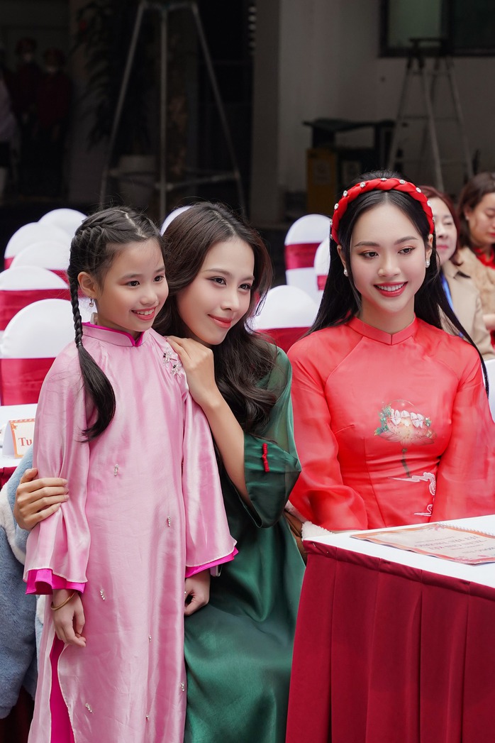 Người đẹp tự tay gói bánh chưng cho các em nhỏ vùng cao- Ảnh 11.