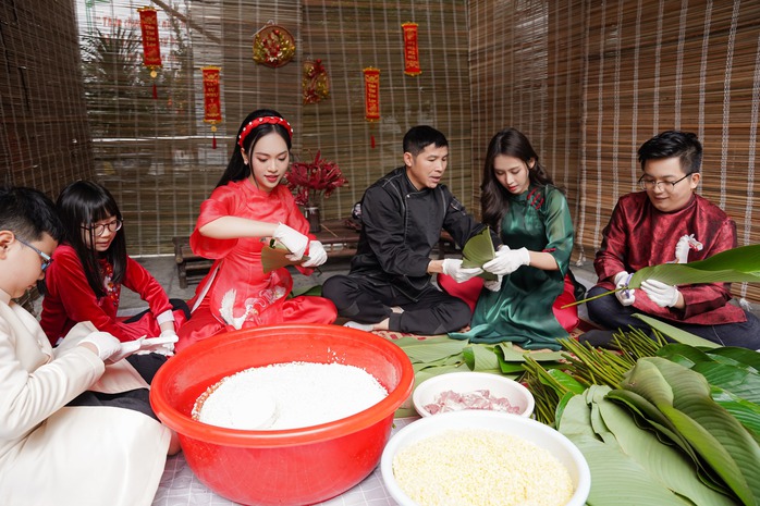 Người đẹp tự tay gói bánh chưng cho các em nhỏ vùng cao- Ảnh 10.