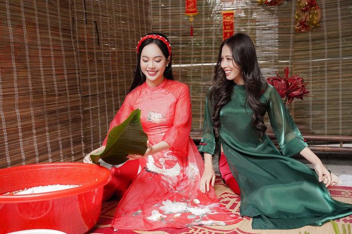 Người đẹp tự tay gói bánh chưng cho các em nhỏ vùng cao- Ảnh 9.