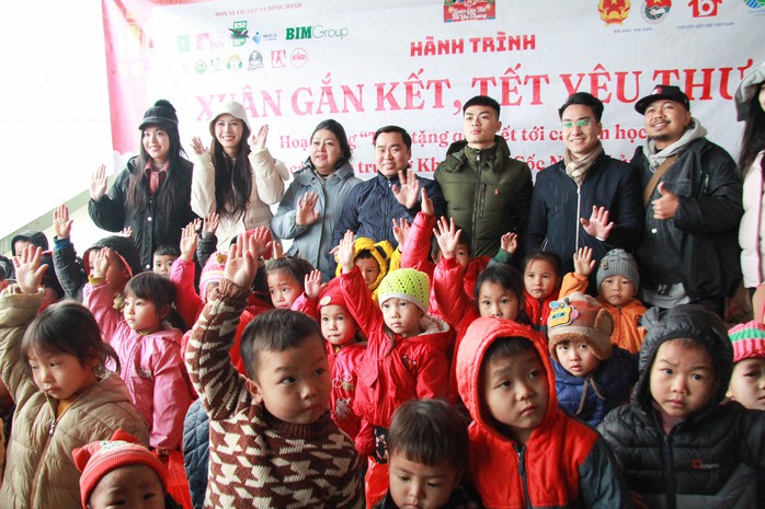 Người đẹp tự tay gói bánh chưng cho các em nhỏ vùng cao- Ảnh 2.