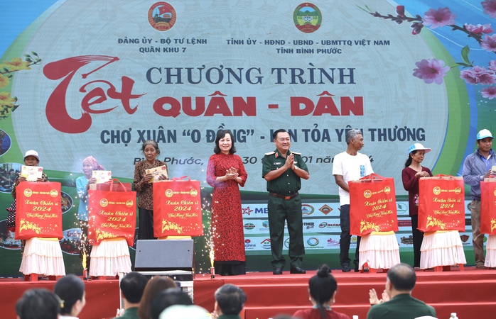 Quân dân vùng biên giới Bình Phước rộn ràng đón Tết- Ảnh 2. Quân dân vùng biên giới Bình Phước rộn ràng đón Tết- Ảnh 2.