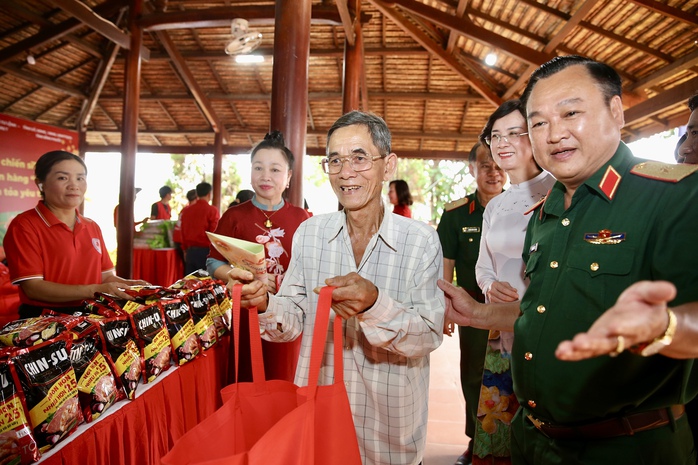 Quân dân vùng biên giới Bình Phước rộn ràng đón Tết- Ảnh 3. Quân dân vùng biên giới Bình Phước rộn ràng đón Tết- Ảnh 3.