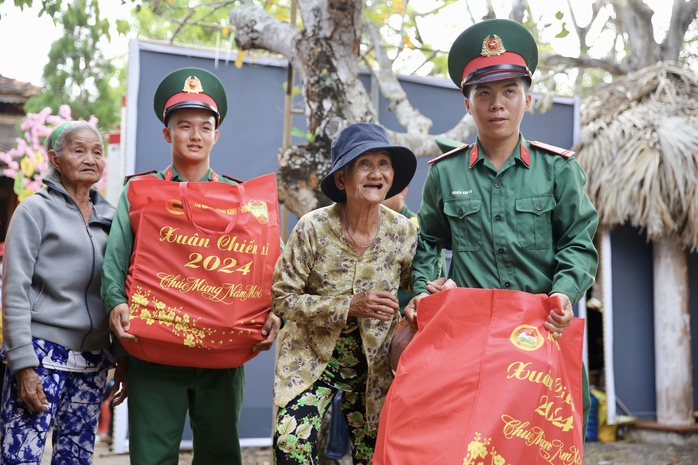 Quân dân vùng biên giới Bình Phước rộn ràng đón Tết- Ảnh 4. Quân dân vùng biên giới Bình Phước rộn ràng đón Tết- Ảnh 4.