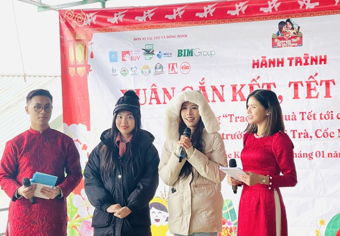 Người đẹp tự tay gói bánh chưng cho các em nhỏ vùng cao- Ảnh 4.