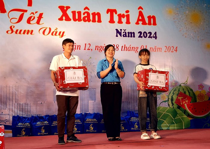 Công nhân ăn Tết lớn nhờ trúng "Giải đặc biệt"- Ảnh 1. Công nhân ăn Tết lớn nhờ trúng "Giải đặc biệt"- Ảnh 1.